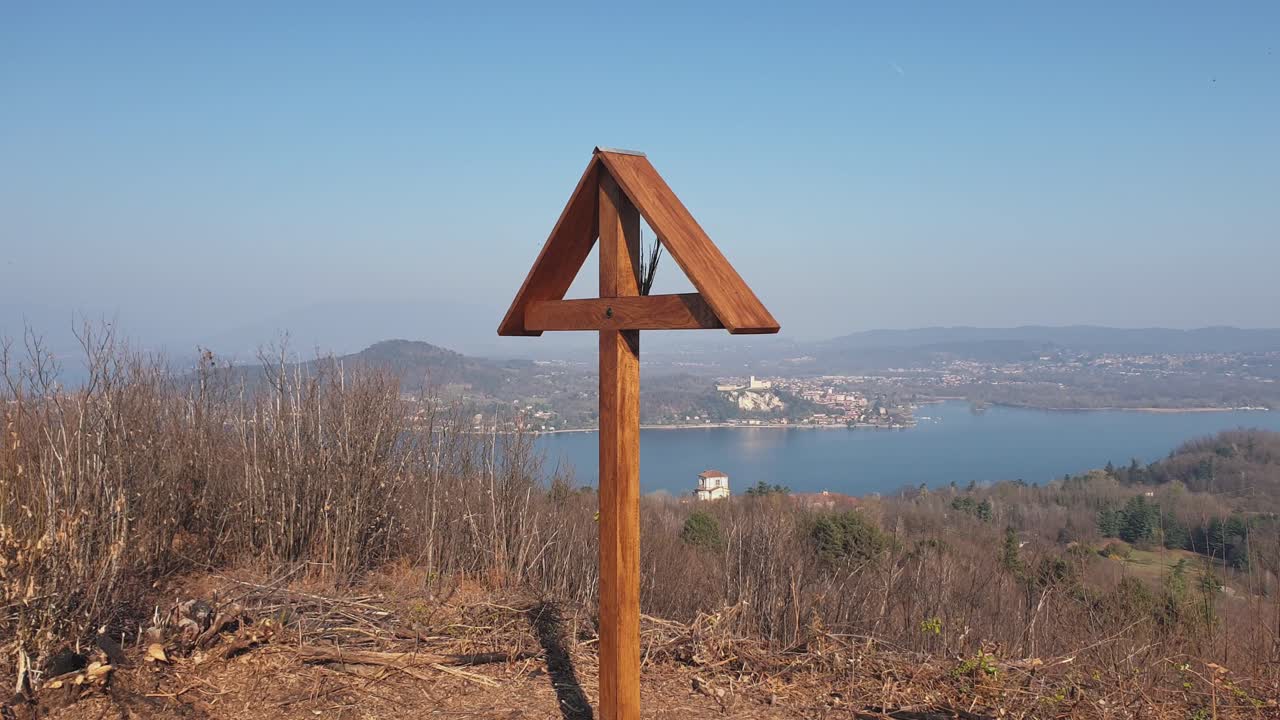 деревянный крест на горе мотта гранде в ароне и озеро маджоре на заднем плане