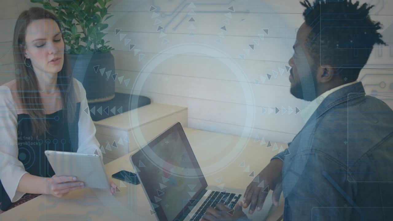 Digital interface-animation over kolleger der diskuterer arbejde med tablet og bærbar computer