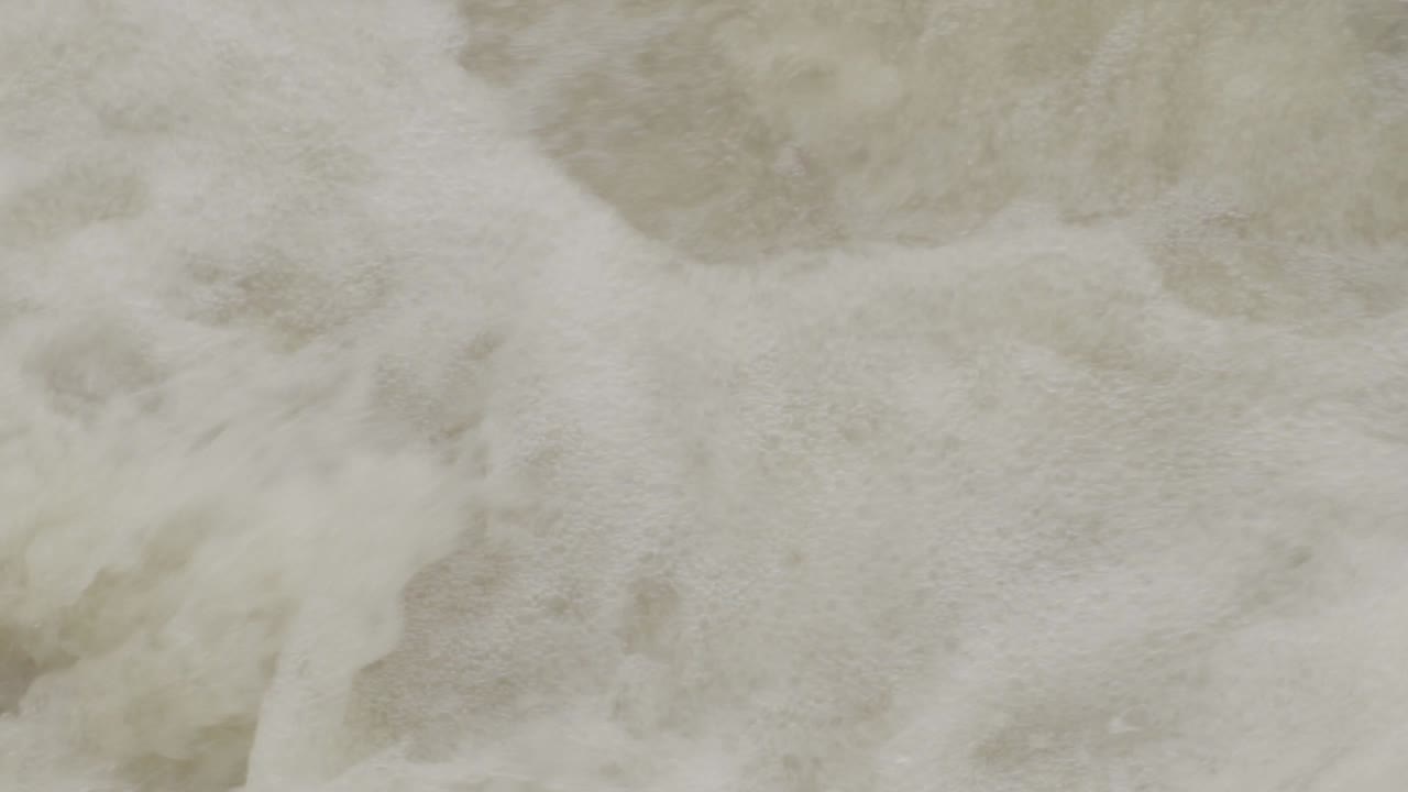 marco completo de burbujeante agua marrón sucia con muchas salpicaduras