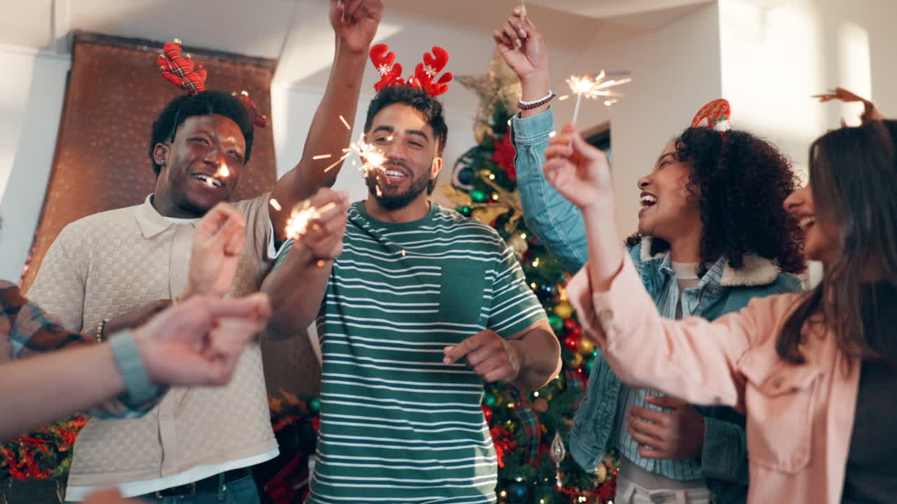 Gruppo di amici che festeggiano il Natale con le stelle filanti