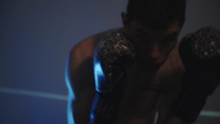 Boxeador entrenando en el estudio - Entrenamiento de sparring de boxeo - primer plano