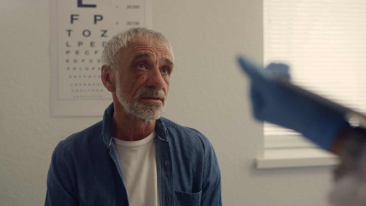 paciente mayor discutiendo los síntomas de la enfermedad con un terapeuta irreconocible de cerca