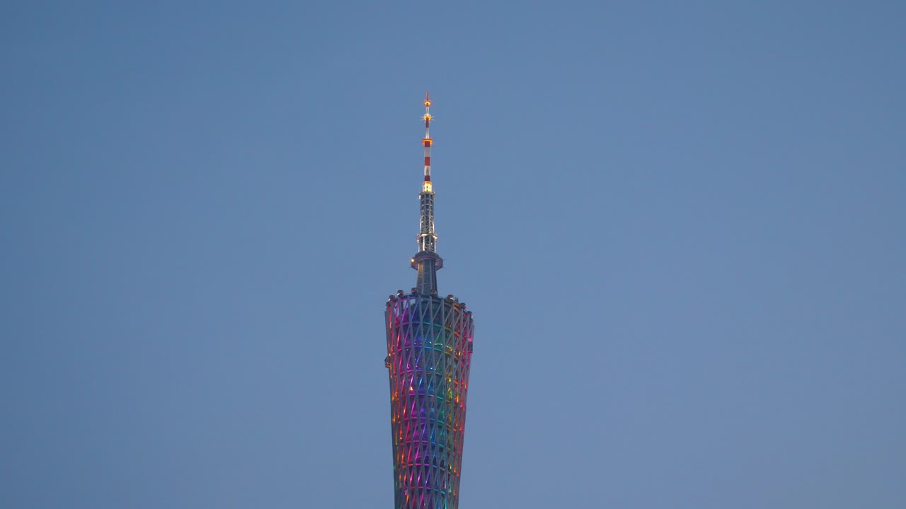 저녁 시간 광저우 시의 유명한 칸톤 타워 전면 탑 파노라마 4k 중국