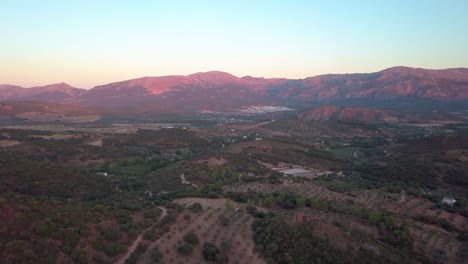 Panorama-De-La-Campiña-De-Málaga-Con-Fondo-Montañoso-En-La-Puesta-De-Sol-De-Verano-En-España