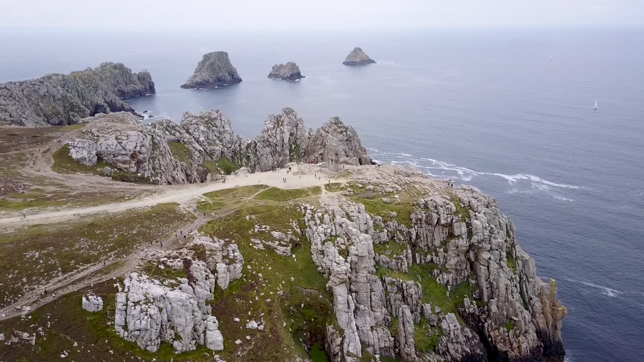 volando hacia un monumento en el acantilado rocoso del norte de francia
