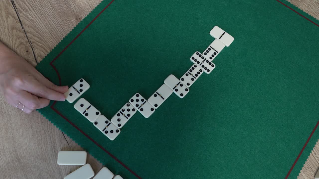 Dominospil på et bord
