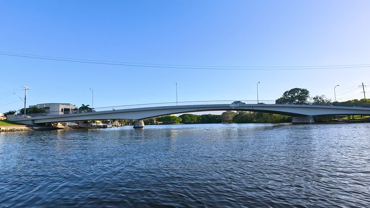 보트 는 은 날 에 다리 아래 로 이동 한다