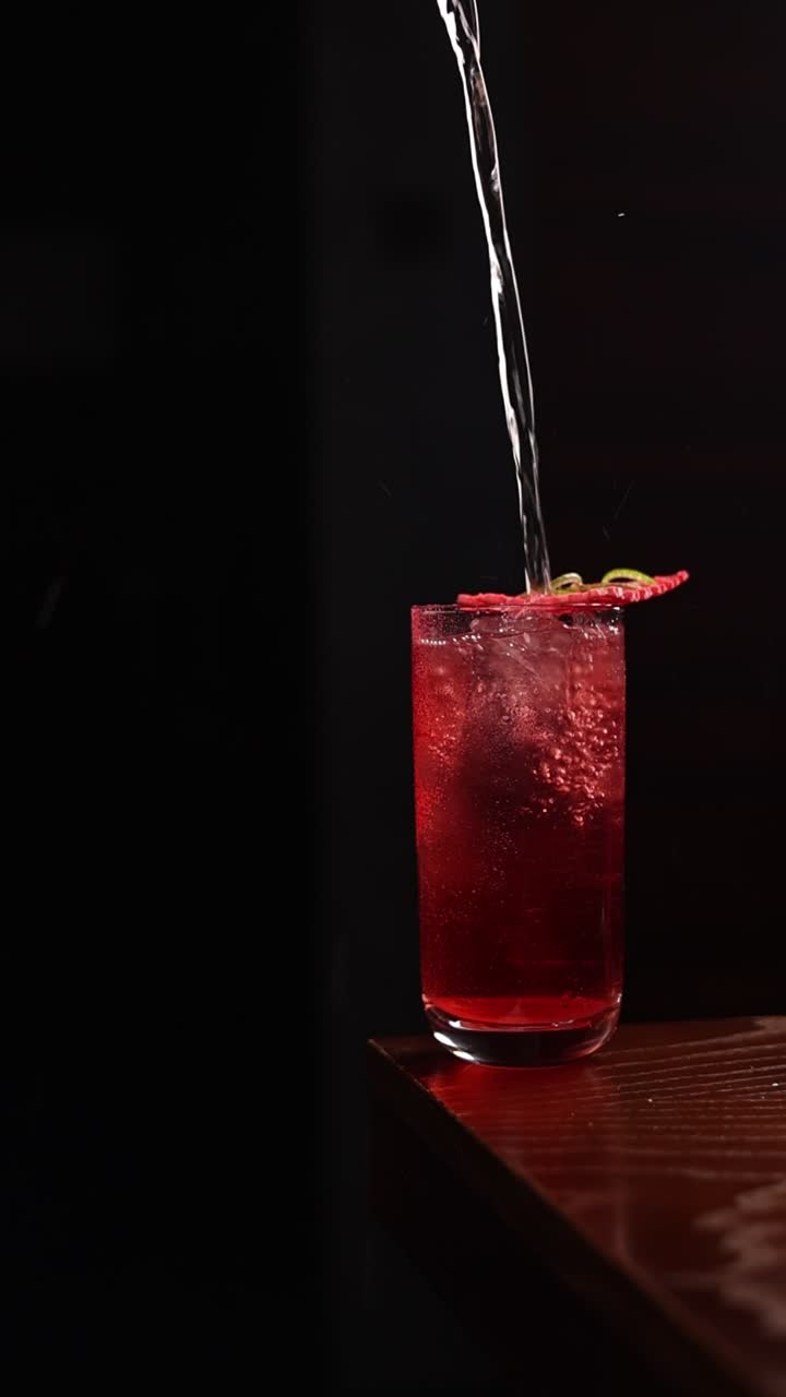 un refrescante cóctel de fresa con lima