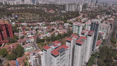 Vista-Aérea-De-Edificios-En-Santa-Fe-México,-Cerca-De-La-Mexicana