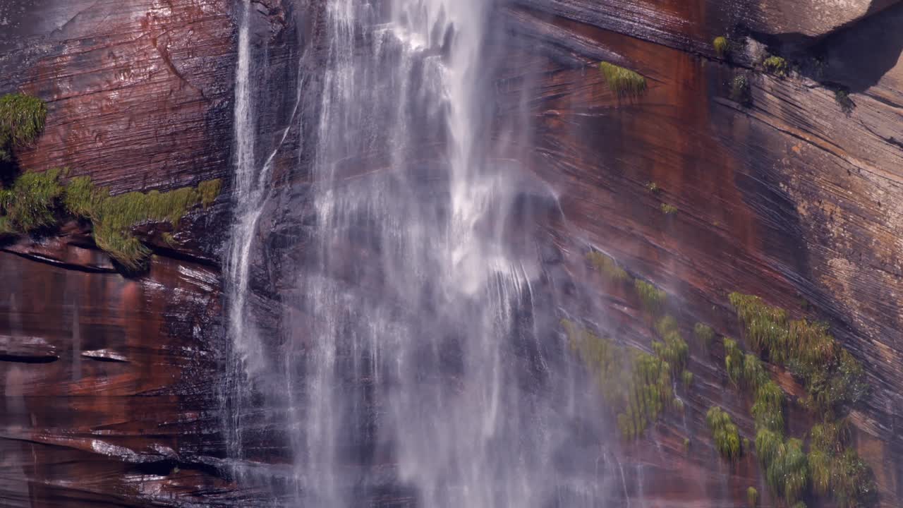 cascadas en paredes escarpadas de piedra caliza en la cachoeira rio dos bugres, brasil