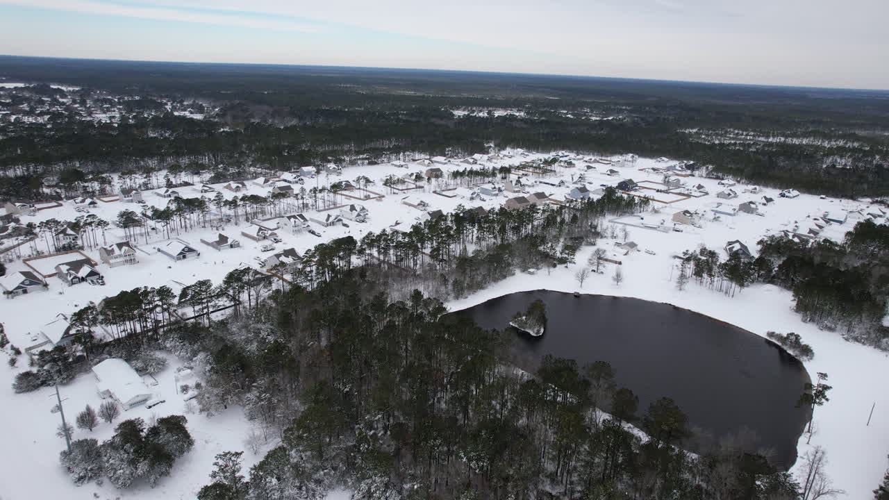 Dronekuva Pohjois-Carolinan rannikosta suuren lumimyrskyn jälkeen. Lumen peittämä asuinalue.