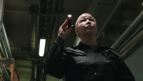 guardia de seguridad femenina con linterna