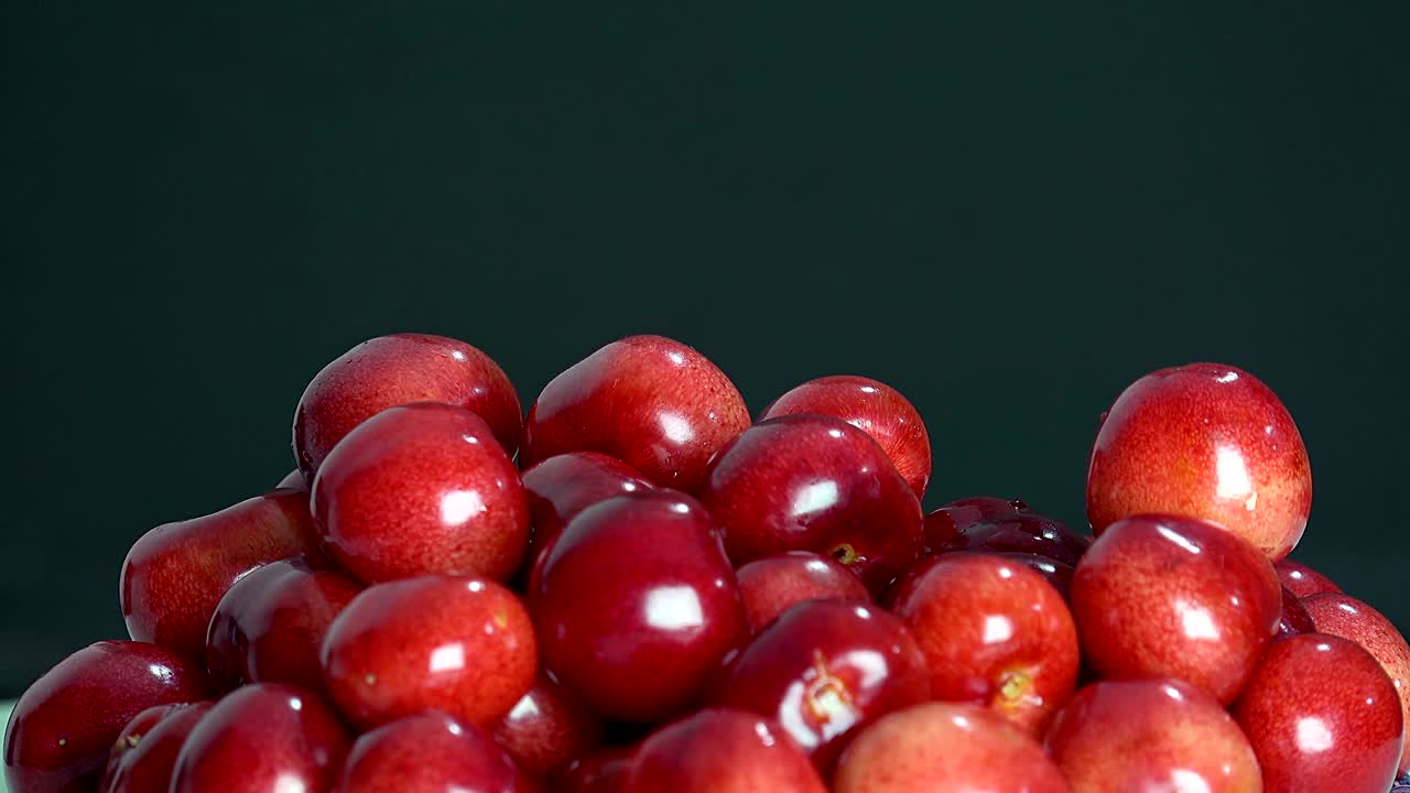 신선한, 익은, 맛있는 체리는 회전합니다. 어두운 배경에 은 체리 판 회전