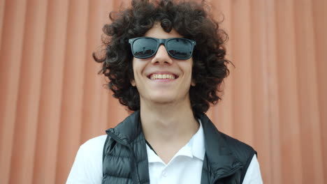 joven sonriendo al aire libre