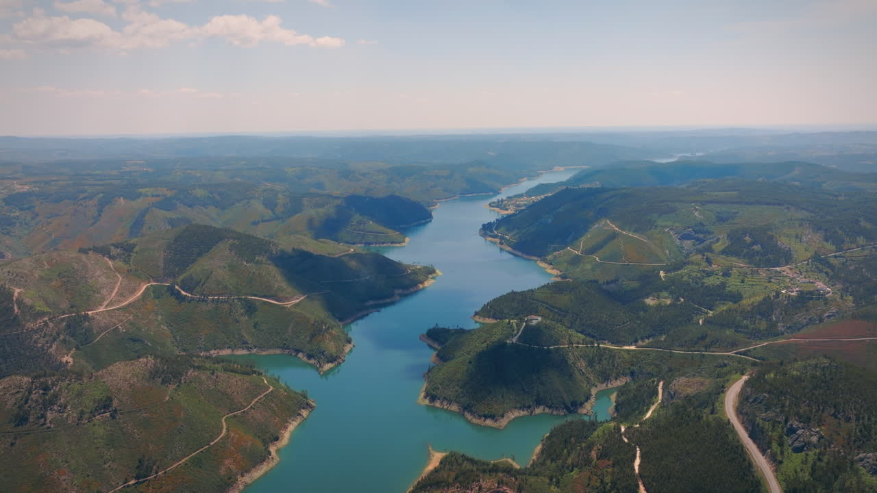 포르투갈 중부의 제제레 강 아주 긴 드론  ⁇