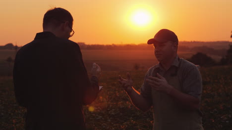 Agricultor-Discutiendo-Con-Un-Empresario-En-Un-Campo