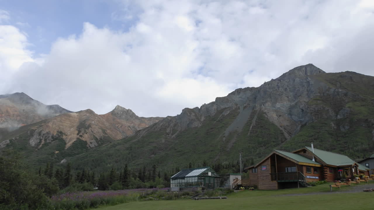lapso de tiempo de nubes que soplan sobre ovejas mountain lodge alaska