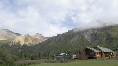 lapso de tiempo de nubes que soplan sobre ovejas mountain lodge alaska