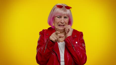 mujer mayor feliz con una chaqueta roja y cabello rosa