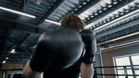 Luchador-Deportivo-Haciendo-Ejercicio-En-El-Gimnasio.-Deportista-Mostrando-Agresión-En-El-Ring