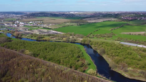 árbol-Verde-Y-Marrón-Y-Canal-Azul,-Vista-Aérea-De-La-Vía-Del-Tren-En-El-Norte-Del-Reino-Unido-Cerca-De-Leeds