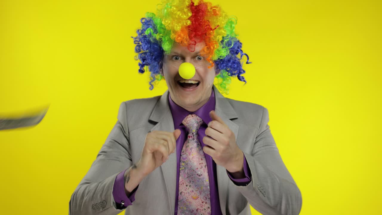 payaso empresario empresario jefe con peluca lanza dinero billetes de dólar en efectivo