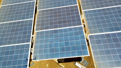 vista aérea de drones en grandes paneles solares en una granja solar al atardecer brillante