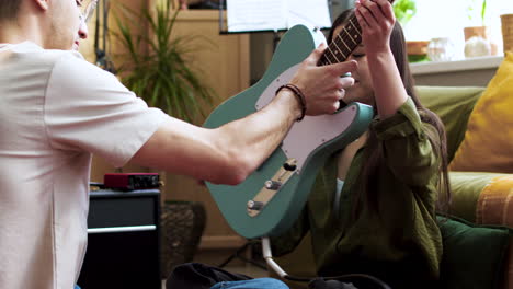 pareja practicando con un instrumento musical