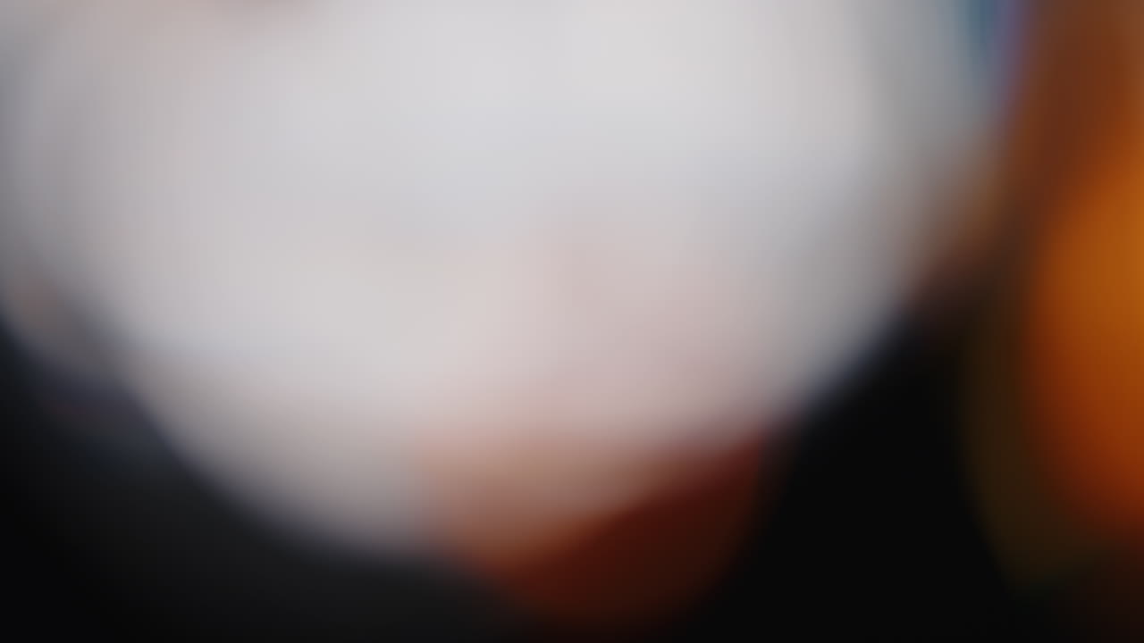 Fughe di luce, filmato 4K sfocato, sovrapposizioni di bagliori di lente circolari tremolanti e in movimento, effetti bokeh e flare, transizioni