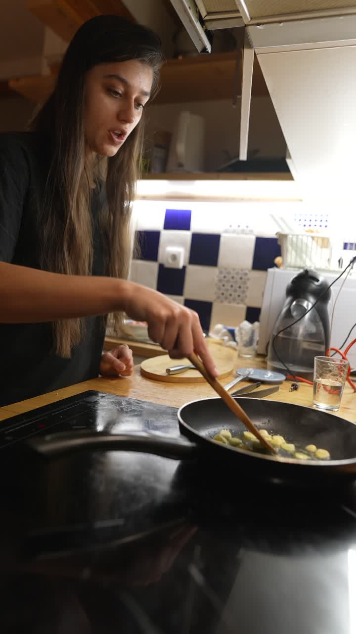 mujer cocinando ajo en una sartén