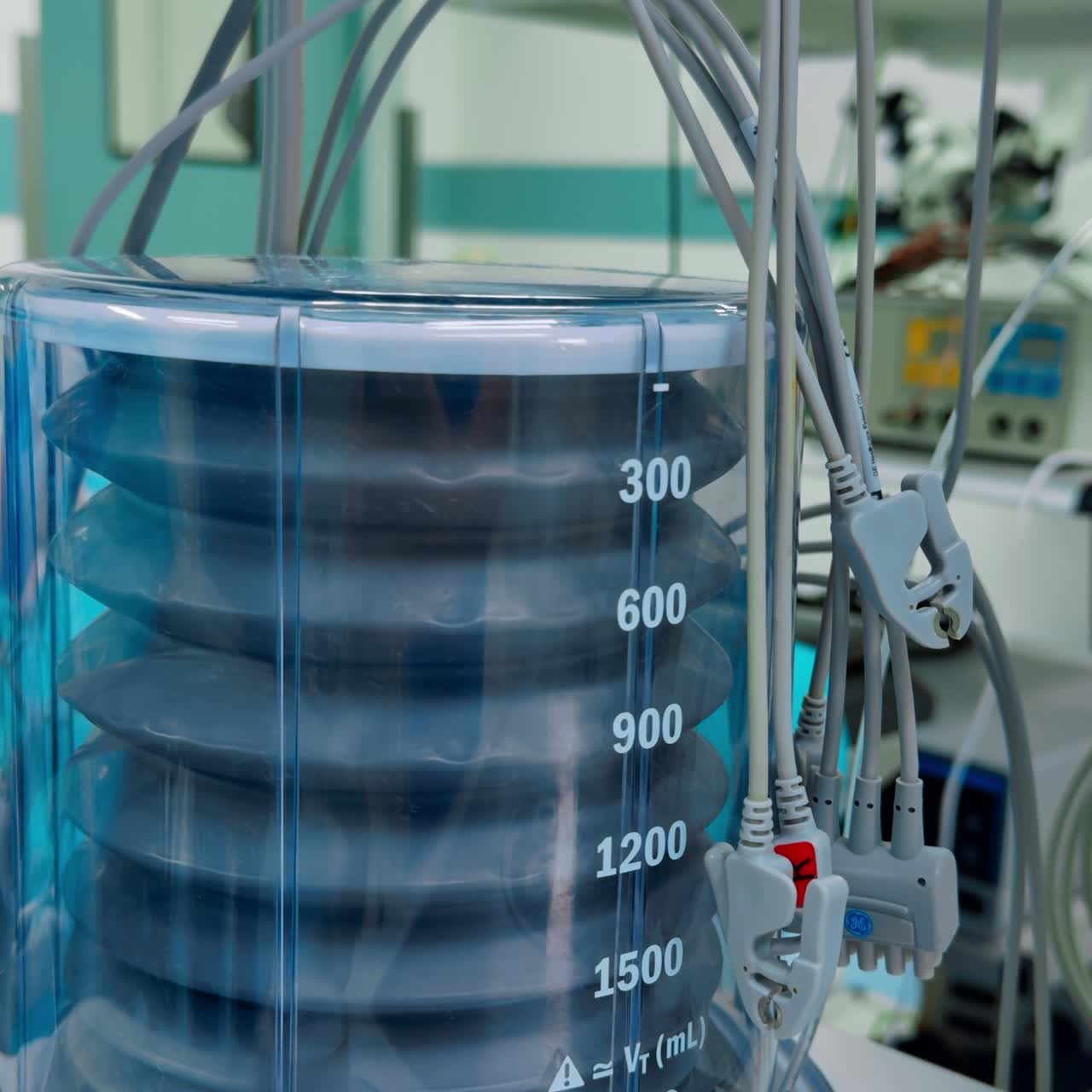 Bomba de ventilación pulmonar que sube y baja. Máquina de ventilación pulmonar artificial que funciona durante la operación en el quirófano. Primer plano. Pantalla vertical