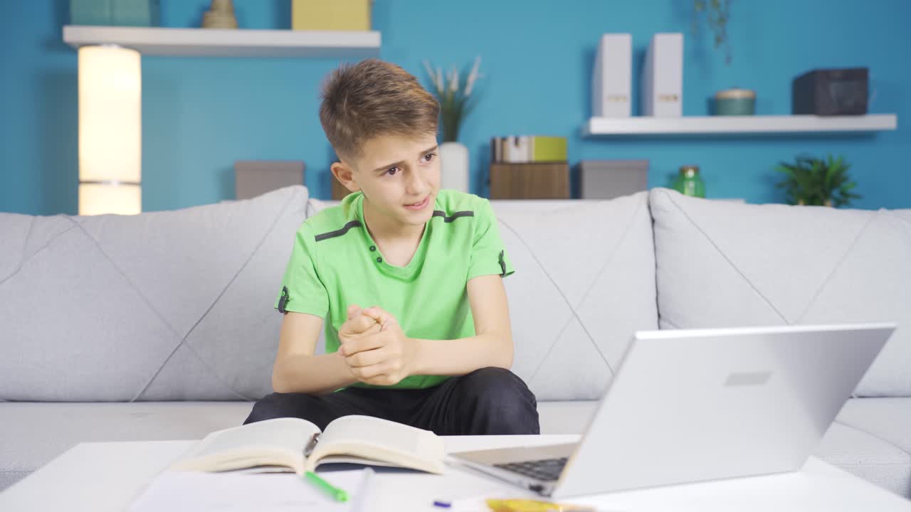 маленький мальчик-подросток мотивирует себя дома.