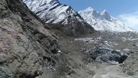 Gomukh-O-Gaumukh-Uttarakhand,-India--Una-Popular-Peregrinación-Hindú-Gomukh-Es-El-Hocico-Del-Glaciar-Gangotri---La-Fuente-Del-Río-Bhagirathi,-Uno-De-Los-Principales-Afluentes-Del-Río-Ganges