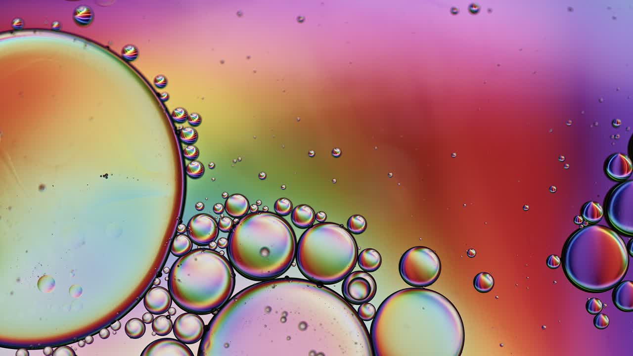 추상적인 다채로운 음식 기름 방울 거품과 구가 흐르고