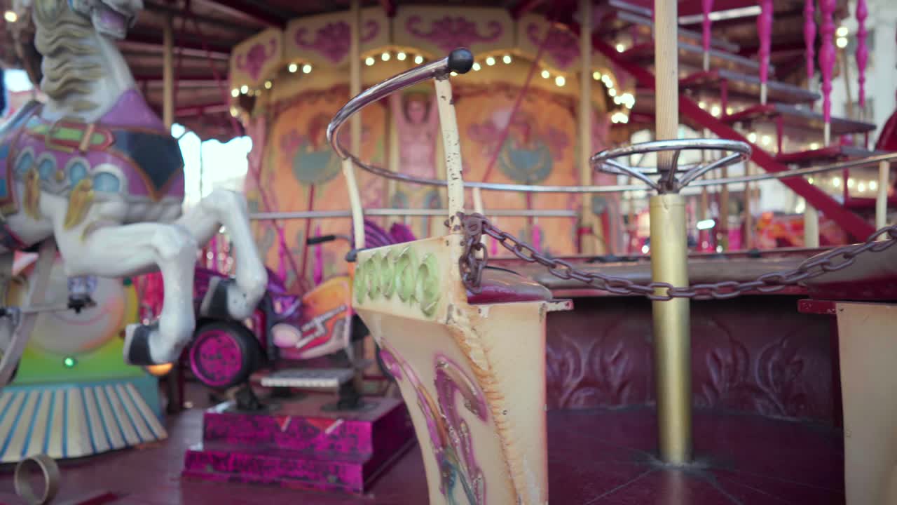 covid-19 전염병 봉쇄 기간 동안 비어 있는 회전목마에 사슬로 묶이고 닫힌 회전목마