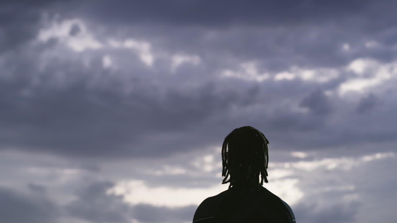 un joven jugador de rugby sosteniendo una pelota de rugby