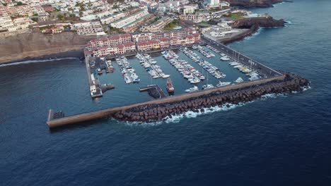 Felsige-Felsige-Ufer-Des-Hafens-Von-Port-Los-Gigantes,-Spanien