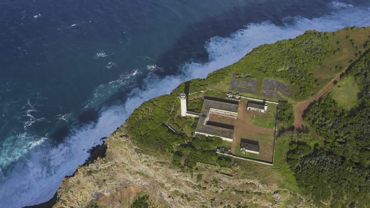 imágenes de drones de arriba hacia abajo de un faro en el borde de acantilados dramáticos con el océano atlántico en el fondo, isla de são jorge, las azores, portugal