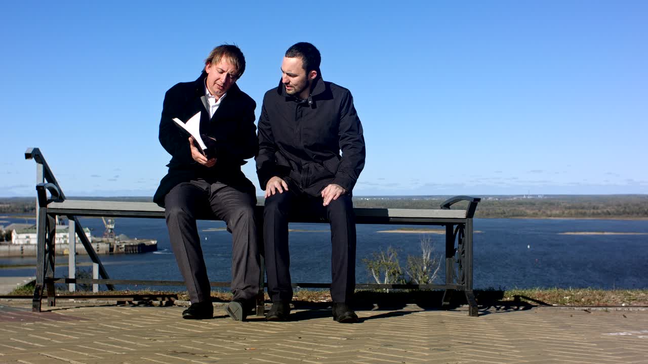 hombres de negocios que tienen una reunión informal