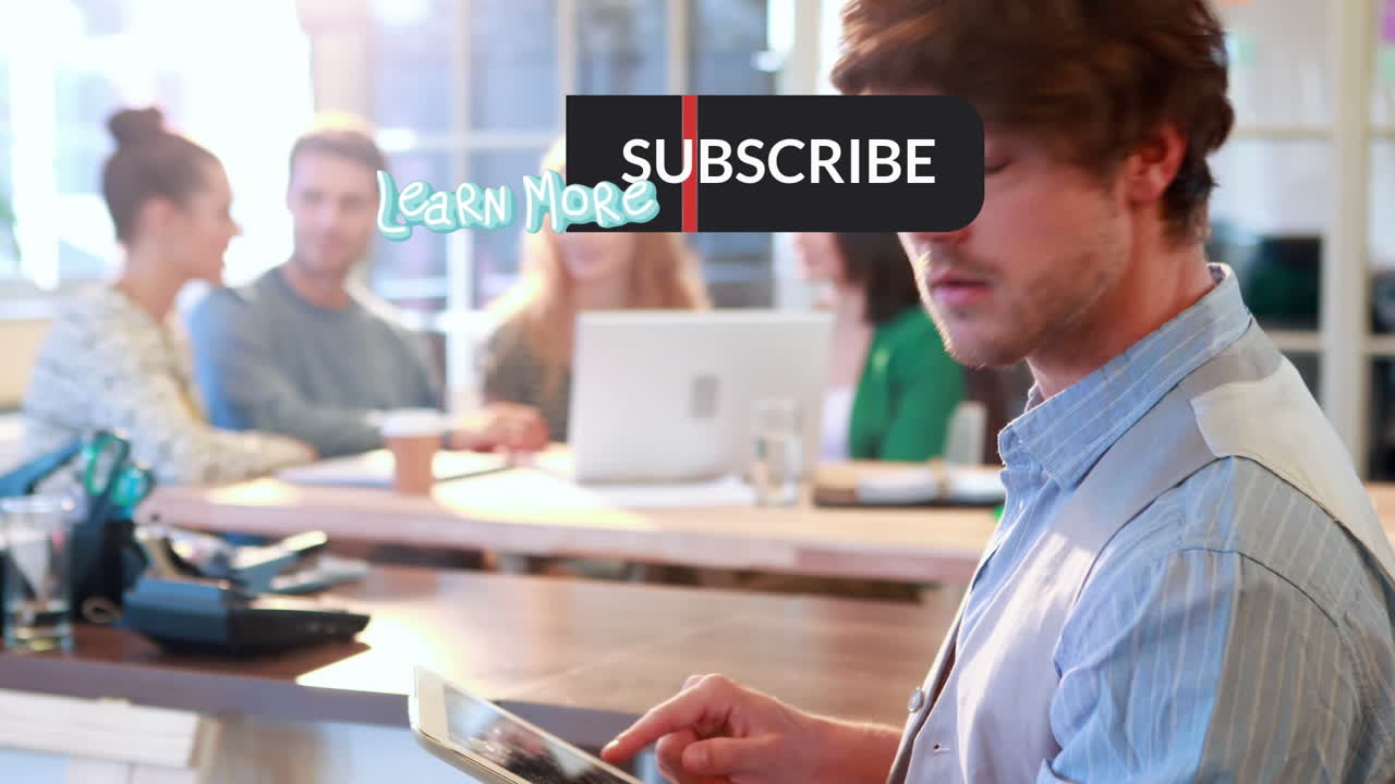 animación de suscribirse y aprender más sobre hombre caucásico feliz usando tableta