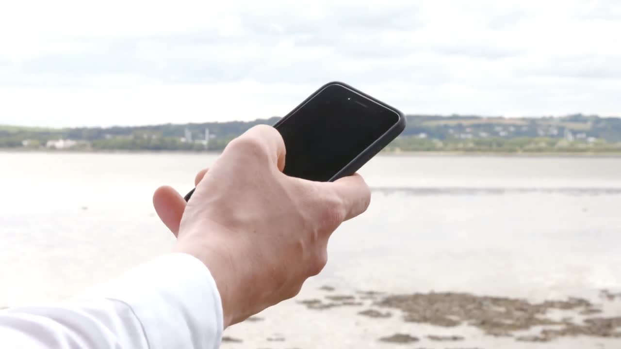 primer plano del hombre usando su teléfono inteligente