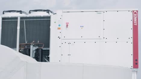 el sistema de aire acondicionado y ventilación de una gran instalación industrial se encuentra en el techo. incluye un aire acondicionado, escape de humo y ventilación.