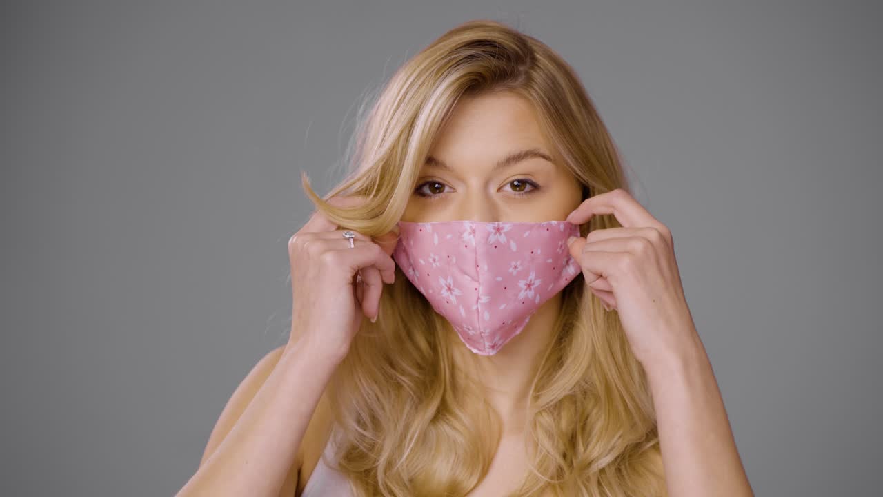 mujer con una máscara facial floral rosada