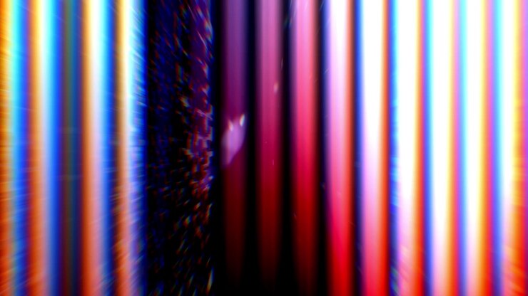 Levende digital glitch-effekt med bevægende farvelinjer