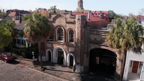 Toma-Aérea-De-Primer-Plano-Del-Antiguo-Edificio-Histórico-De-Esclavos-En-Charleston,-Carolina-Del-Sur