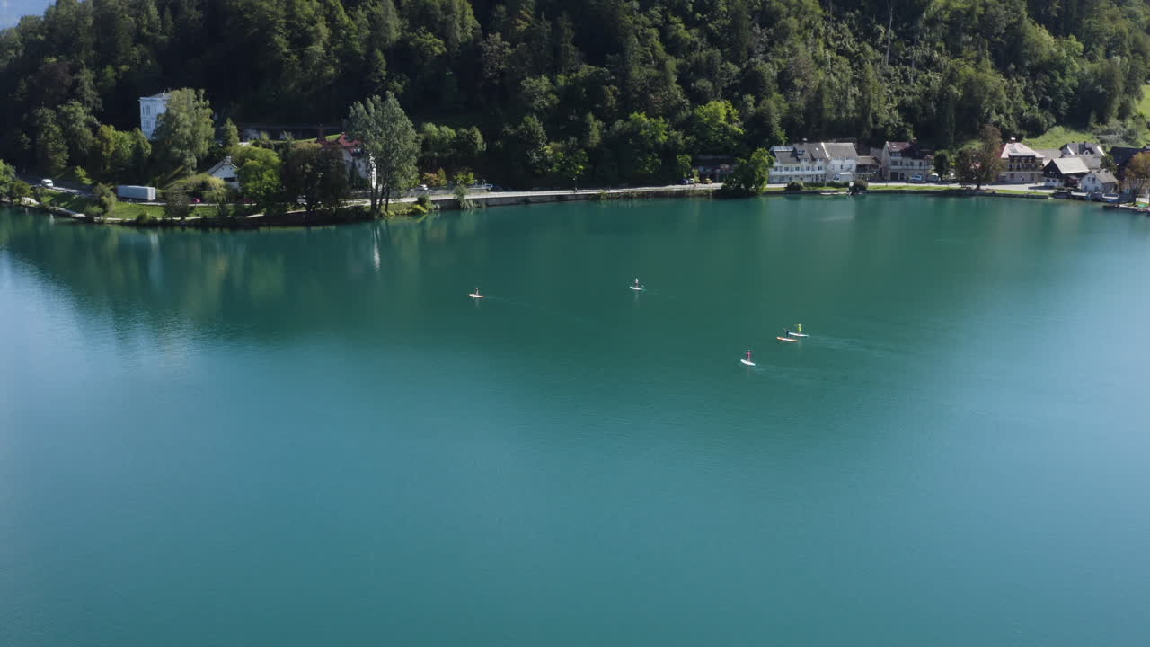 Stand Up Paddle sul lago di Bled in Slovenia - ripresa aerea