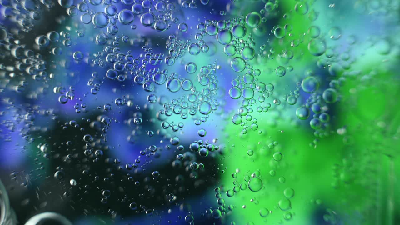 gotas de aceite abstractas en agua de colores