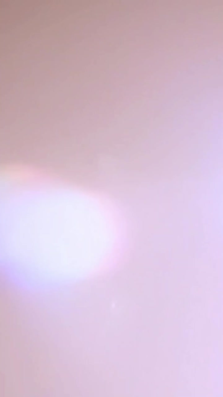 Vazamentos de Luz Abstratos e Flares de Lente em Movimento em um Fundo Rosa
