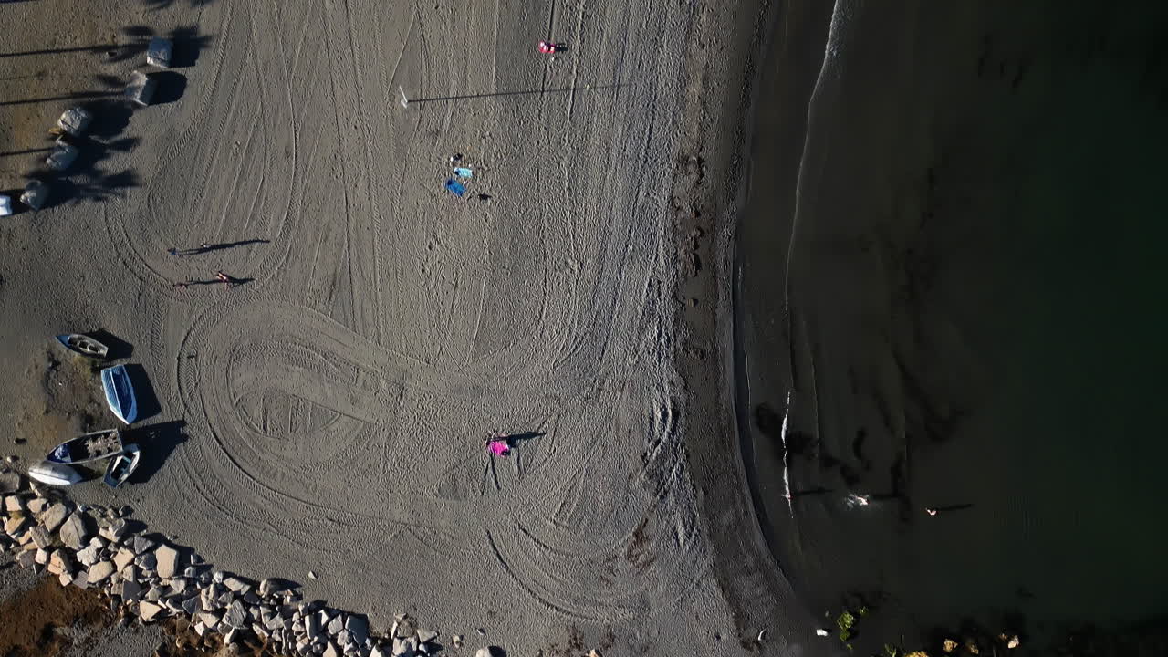 costa arenosa con agua de mar cristalina, vista aérea de arriba hacia abajo