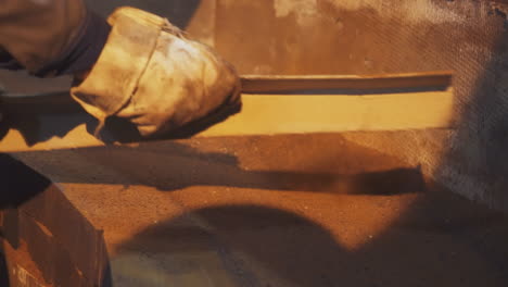 trabajador metalúrgico preparando un molde para la fundición